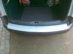 Ilustrační foto. Tvar prahu je shodný, ale barva plastu je černá.Práh pátých dveří Škoda Roomster.